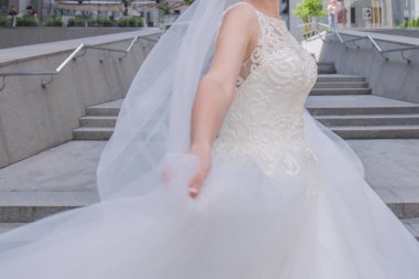 Gelini bir gelinlikle merdivende fırtınası