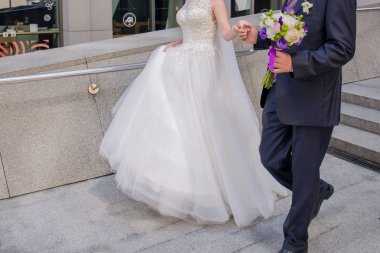 gelin ve damat merdivenlerden aşağı yürümek