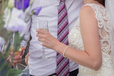 damat ile gelin ve gözlük restoranda ellerinde