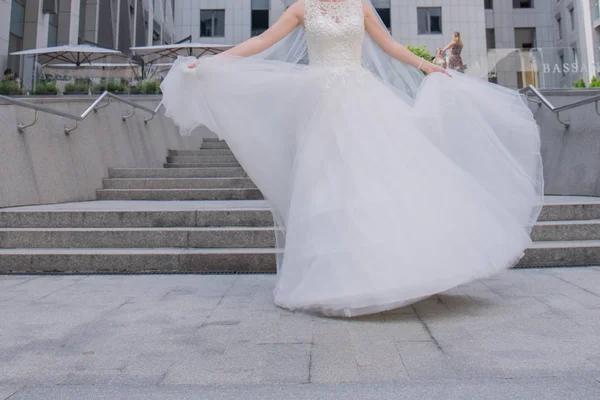 Наречена у весільній сукні на сходах — стокове фото