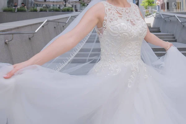La sposa in un abito da sposa vortici sulle scale — Foto Stock