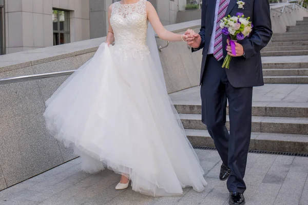 Mariée et marié descendre les escaliers — Photo