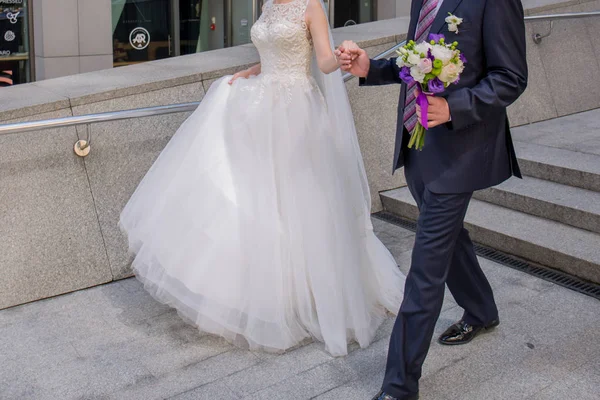 Наречений і наречений йдуть сходами — стокове фото