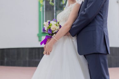 Gelin ve damat parkta ellerini tutun