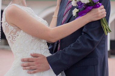 Gelin ve damat parkta ellerini tutun