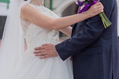 Gelin ve damat parkta ellerini tutun