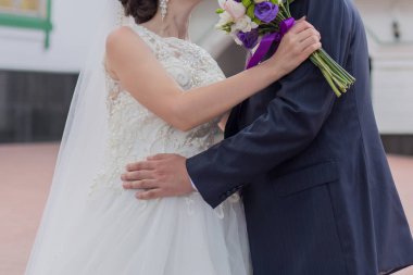 Gelin ve damat parkta ellerini tutun