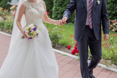 Gelin ve damat parkta ellerini tutun