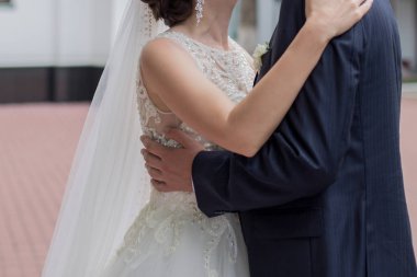 Gelin ve damat parkta ellerini tutun