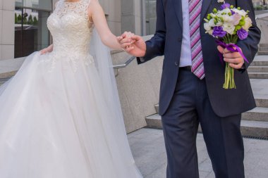 gelin ve damat merdivenlerden aşağı yürümek