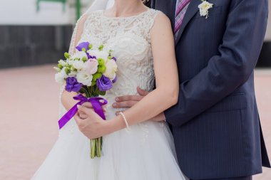 Gelin ve damat parkta ellerini tutun