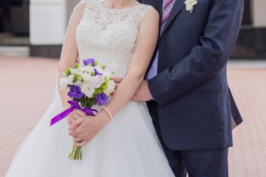 Gelin ve damat parkta ellerini tutun