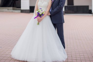 Gelin ve damat parkta ellerini tutun