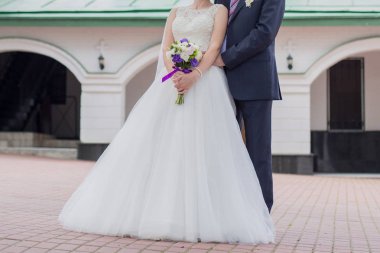 Gelin ve damat parkta ellerini tutun