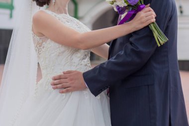 Gelin ve damat parkta ellerini tutun