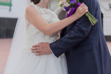 Gelin ve damat parkta ellerini tutun