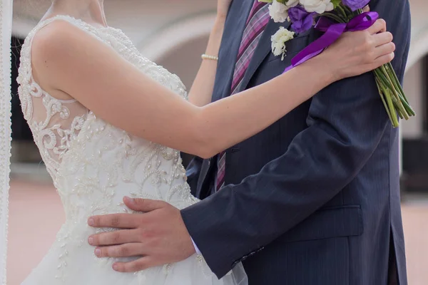 Gelin ve damat parkta ellerini tutun