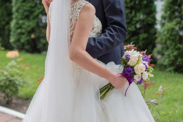 Noiva e noivo de mãos dadas no parque — Fotografia de Stock