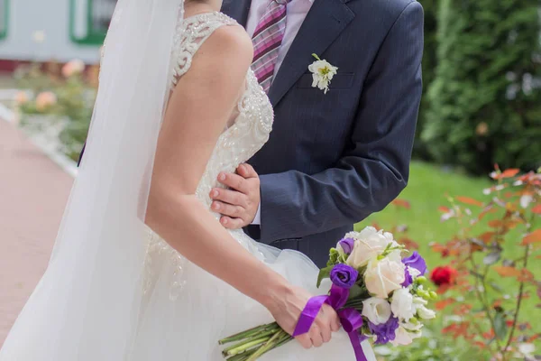 Gelin ve damat parkta ellerini tutun