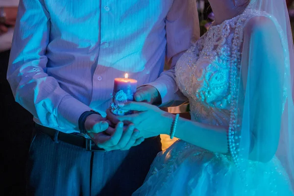 Наречений і наречений тримають свічку разом — стокове фото