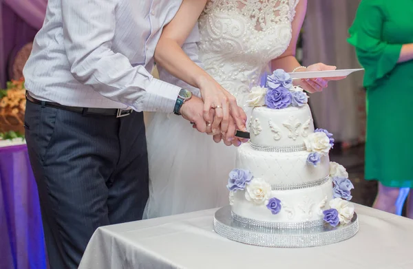 La novia y el novio cortaron el pastel de bodas con un cuchillo —  Fotos de Stock