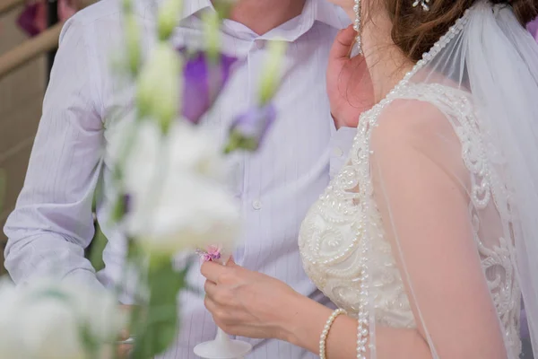 Pengantin pria dengan pengantin wanita dan kacamata di tangan mereka di restoran — Stok Foto