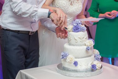 Gelin ve damat düğün pastası bir bıçak ile kesmek