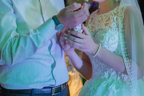 Menyasszony és a vőlegény ragaszkodik egy gyertya együtt — Stock Fotó