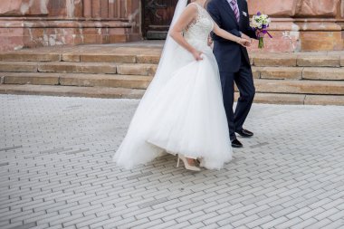 Gelin ve damat merdivenlerden beraber yürüyelim