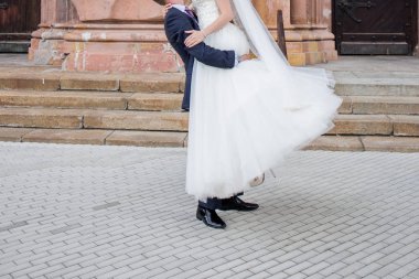 Gelin ve damat merdivenlerden beraber yürüyelim