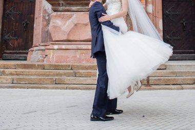 Gelin ve damat merdivenlerden beraber yürüyelim