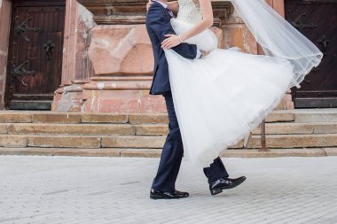 Gelin ve damat merdivenlerden beraber yürüyelim