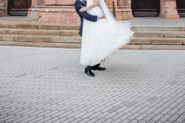 Bride and groom walk together near the stairs — Stock Photo, Image