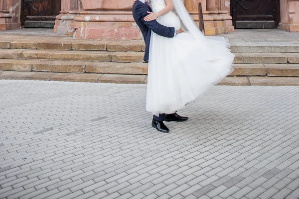 Gelin ve damat merdivenlerden beraber yürüyelim