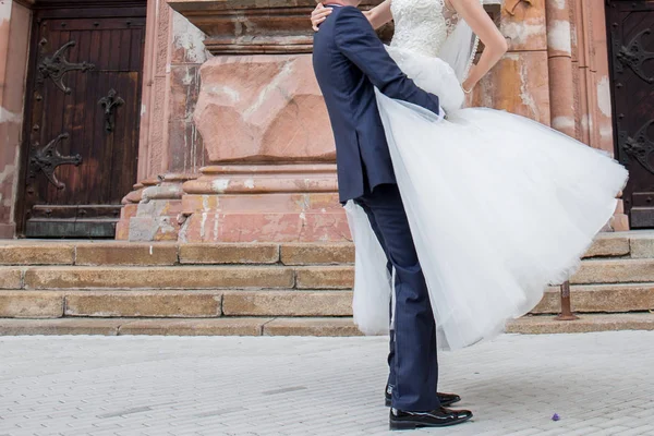 Gelin ve damat merdivenlerden beraber yürüyelim