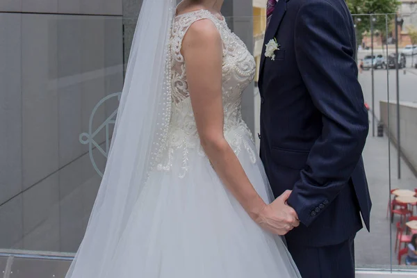 Bride and groom stand together near the building — Stock Photo, Image