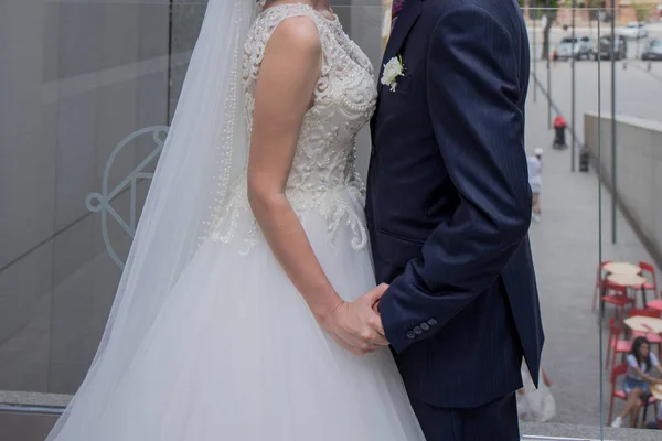 Bride and groom stand together near the building — Stock Photo, Image