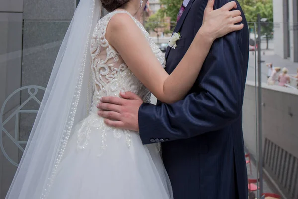 Bride and groom stand together near the building — Stock Photo, Image