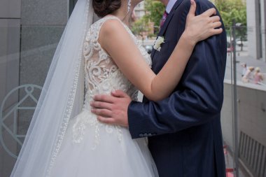 Gelin ve damat binanın yakınındaki birlikte hareket