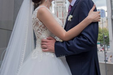 Gelin ve damat binanın yakınındaki birlikte hareket