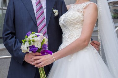 Gelin ve damat binanın yakınındaki birlikte hareket