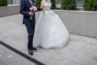 Gelin ve damat merdivenlerden duruyorsun