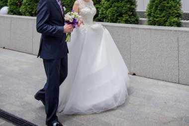 Gelin ve damat merdivenlerden duruyorsun