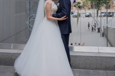 Gelin ve damat merdivenlerden duruyorsun