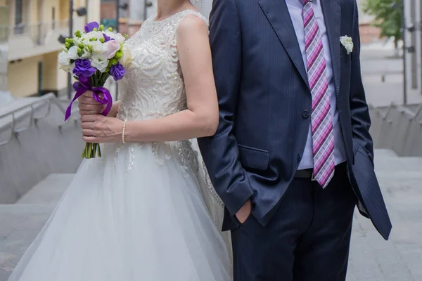 Bruid en bruidegom staan samen op straat — Stockfoto