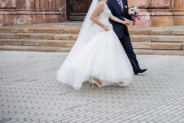 Gelin ve damat merdivenlerden beraber yürüyelim