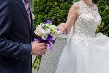 Gelin ve damat binanın yakınındaki beraber yürüyelim