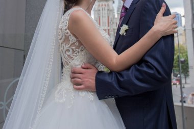 Gelin ve damat binanın yakınındaki birlikte hareket