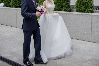 Gelin ve damat merdivenlerden duruyorsun