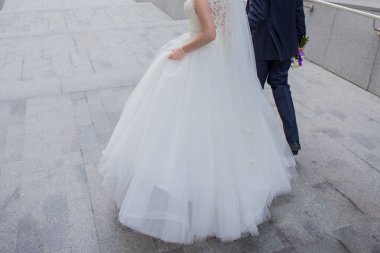 Gelin ve damat merdivenlerden duruyorsun